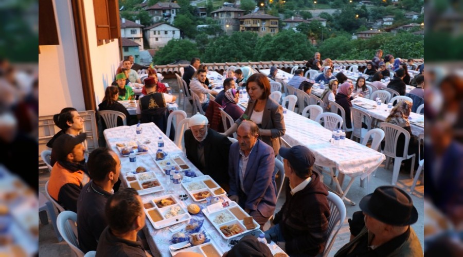 Eski mahalle kltrleri mahalle iftarlar ile hatrlanyor 