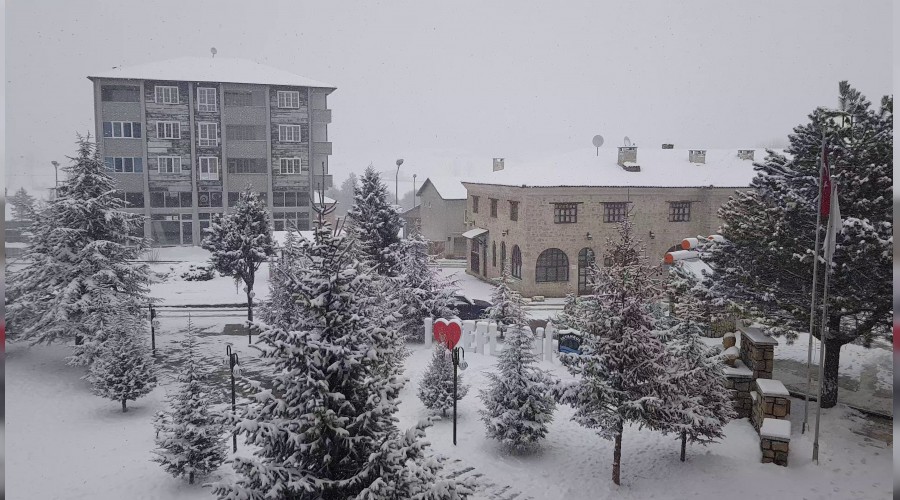 İki ilçede kar yağışı etkili oluyor