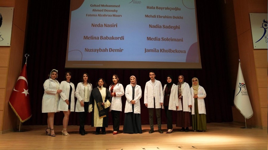 KB�'de fizyoterapi ��rencileri beyaz �nl�klerini giydi