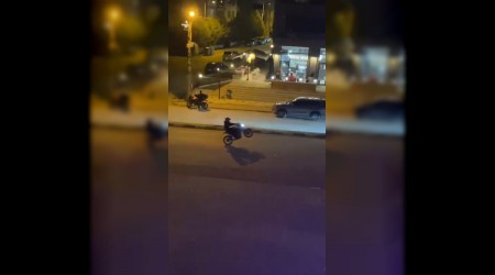 Motosikletlilerin tek tekerle tehlikeli yolculuklar kamerada