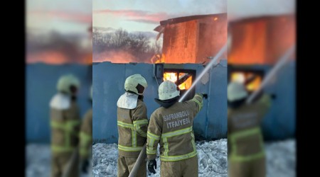 Muhtara ait iki katl� ev alevlere teslim oldu