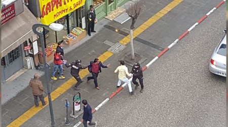 Sosyal mesafeyi brakp kavgaya tututular
