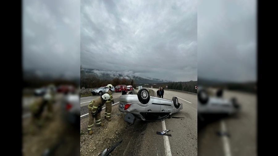 Takla atan otomobilden yara almadan kurtuldu