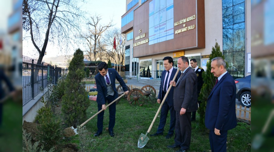 "Toprak Dede"yi fidan dikerek andlar