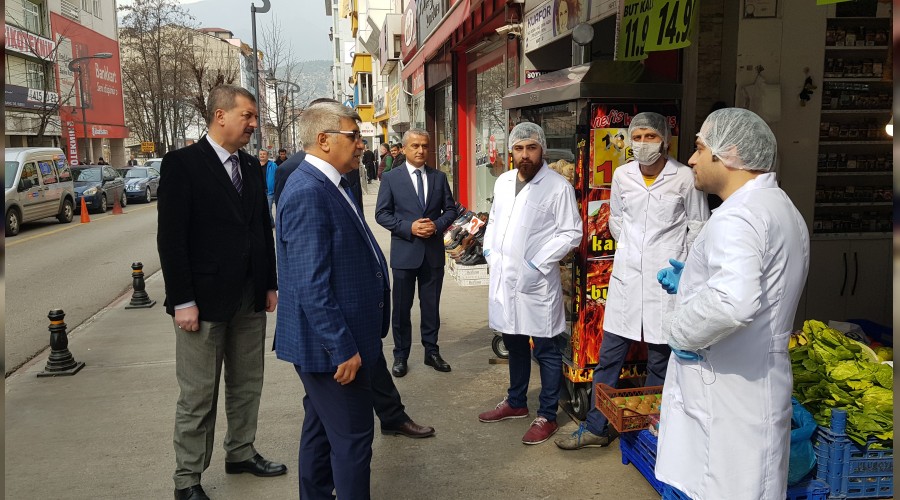 Vali cadde cadde gezerek yaşlı denetiminde bulundu