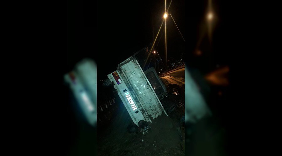 Alkollü sürücünün kullandığı kamyonet devrildi: 2 yaralı