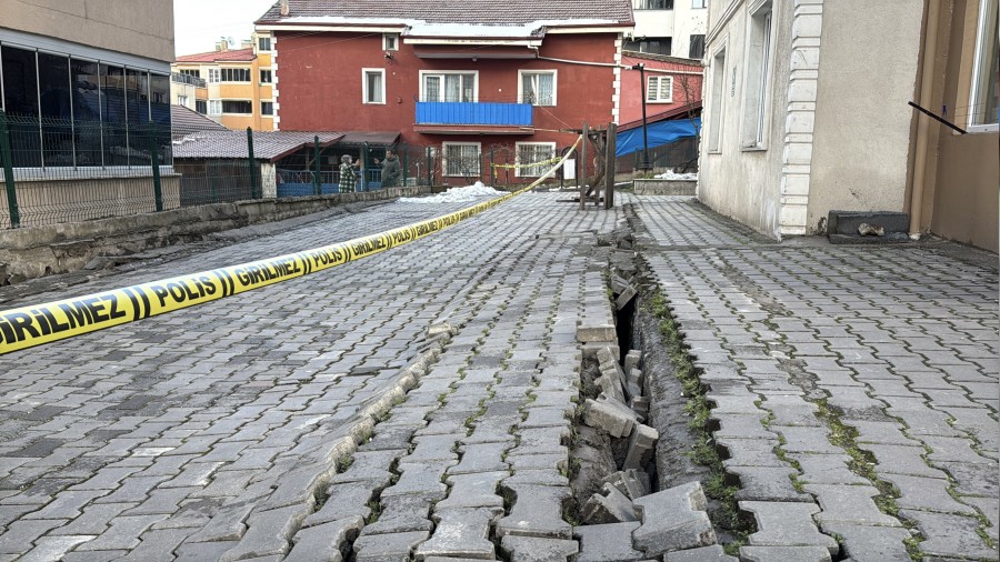 Apartman �n�ndeki �atlakl�klar istinat duvar�na zarar verdi