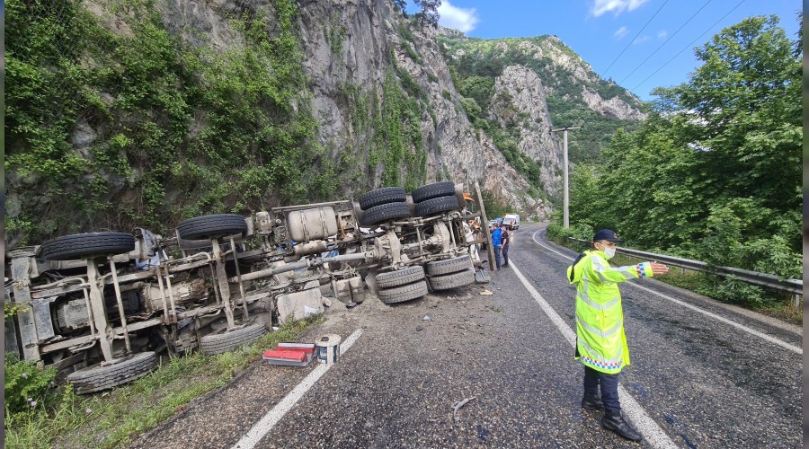 Beton mikseri devrildi: 1 yaral