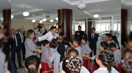 ocuklardan milli boksr Elif Gneri'ye tebrik sarlmas