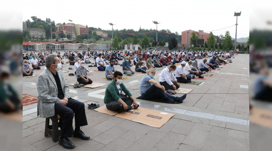 Cuma namaz meydanlara tat