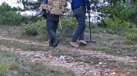 Dedektrle define arayan 2 kii fotokapana yansd