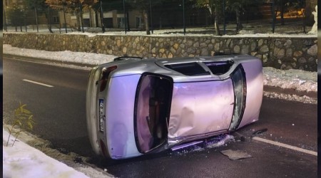 Devrilen otomobilde 1 ki�i yaraland�