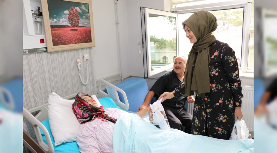 Hastalara moral ziyaretleri devam ediyor