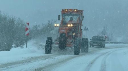 Karab�k-Bart�n kara yolunda kar nedeniyle t�rlar�n ge�i�ine izin verilmiyor