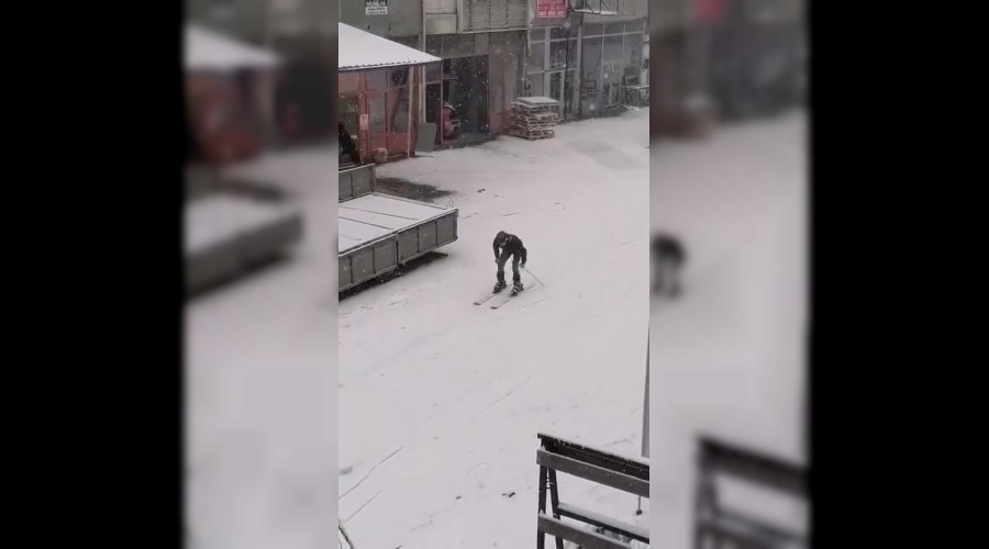 Karla kaplanan yolda kayak takımları ile kayak yaptı