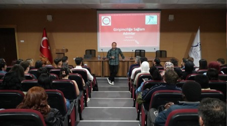 KB'de dzenlenen konferansta Ozan Kucu genlere seslendi