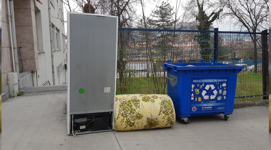 Kendisini uyaran polise kızdı buzdolabını yola bıraktı