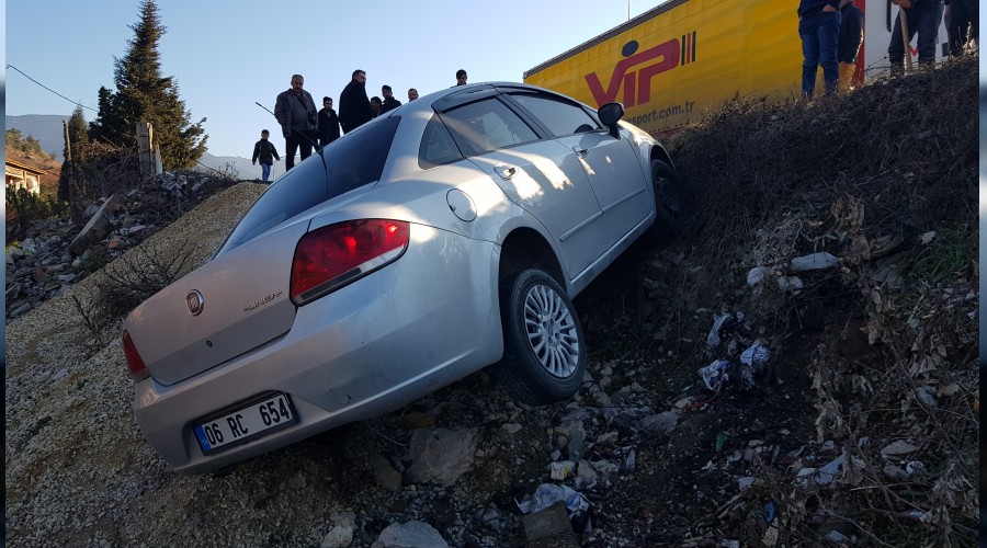 Lastii patlayan otomobil yoldan kt