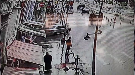 Park halindeki otomobil maazaya girdi