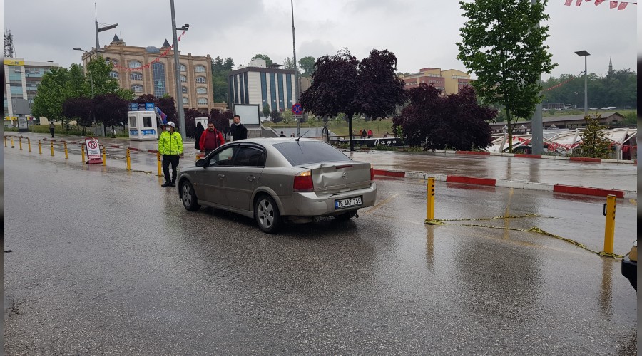 Park halindeki otomobil mağazaya girdi