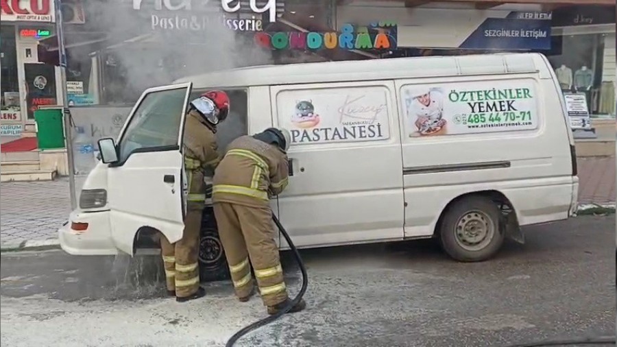 Park halindeki panelvan minibste yangn panii