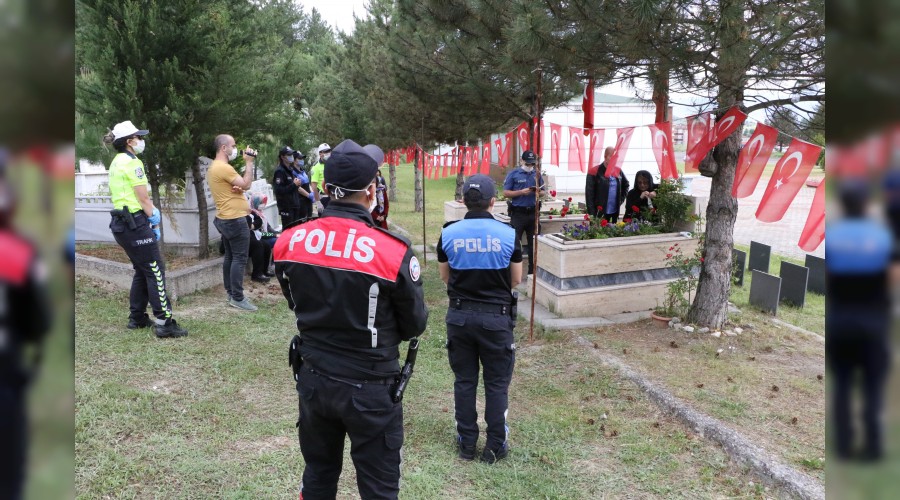 Polis memuru şehit polis için Kur'an-ı Kerim okudu