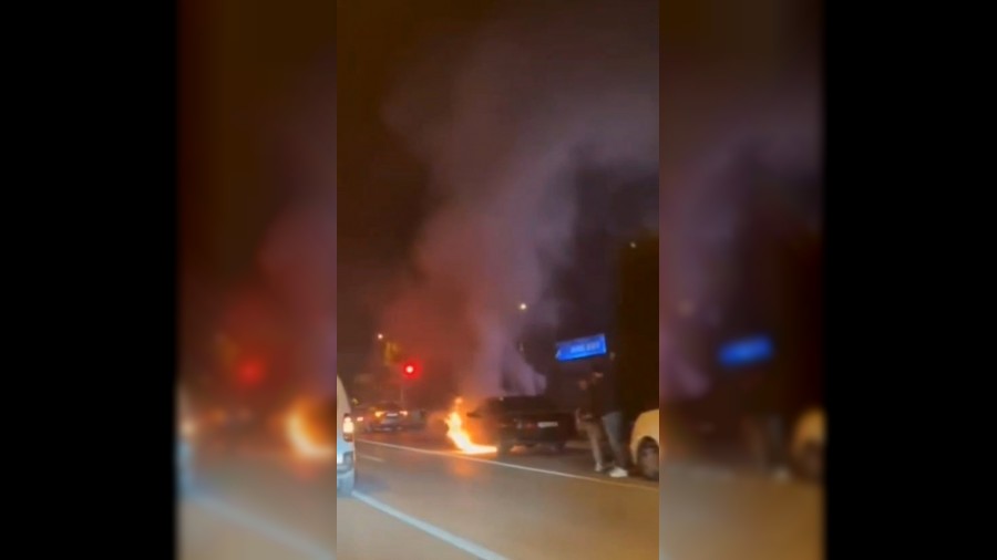 Seyir halindeki otomobil alev ald