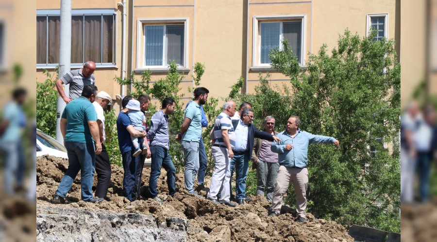 Vatandalar yoldaki atlaklklarn zme kavuturulmamasna tepki gsterdi