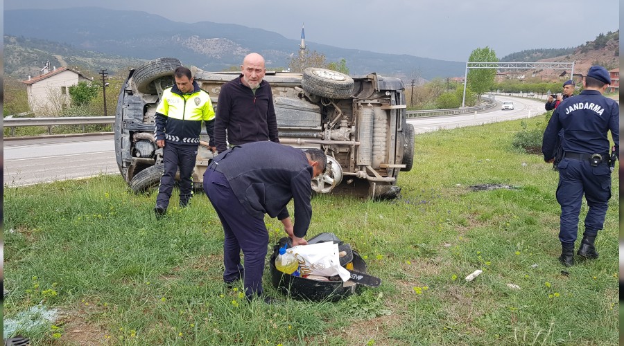 Yağış nedeniyle kayganlaşan yolda cip taklalar attı: 4 yaralı