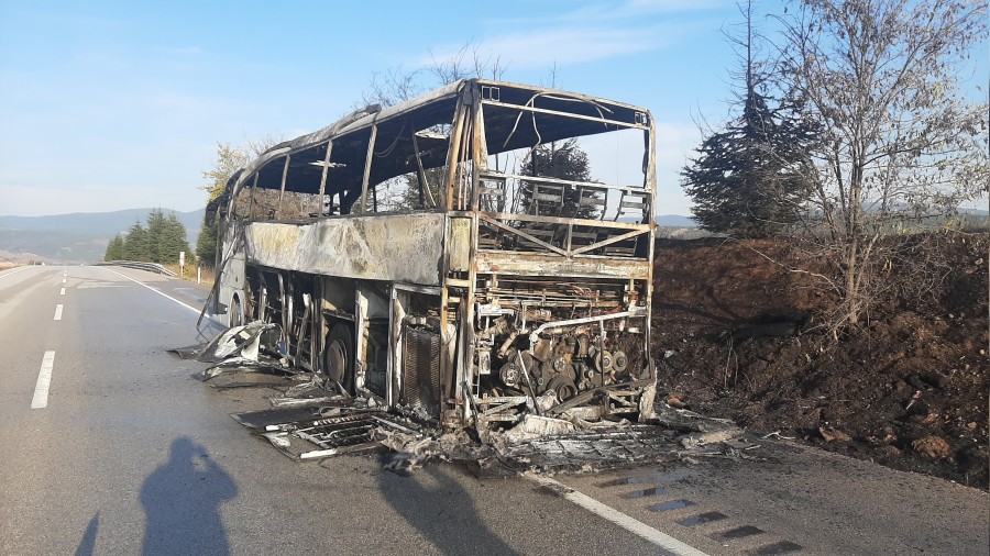 Alev topuna dnen yolcu otobs tamamen yand