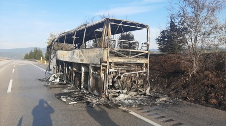 Alev topuna dnen yolcu otobs tamamen yand