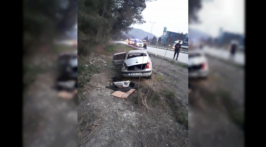 Bariyerlere çarpan otomobil devrildi: 2 yaralı