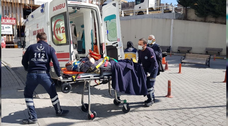 Doktorun kullandığı araç traktöre çarpıp takla attı : 4 yaralı