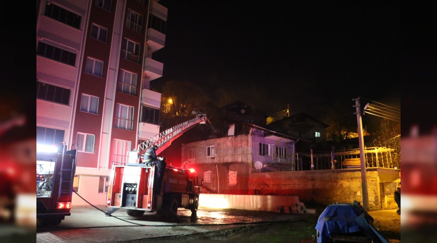 Evin çatısı tamamen yandı
