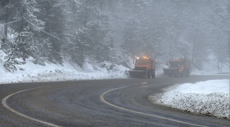 Karab�k'te kar ya����yla birlikte karayollar� �al��malar�n� s�rd�r�yor