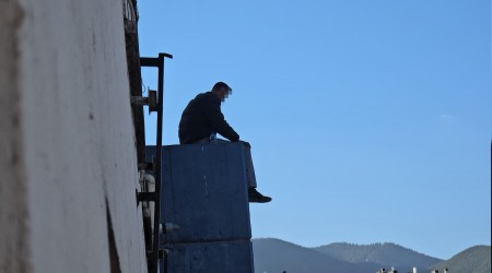 Kaval� al�nan sokak sanat��s� �at�ya ��kt�