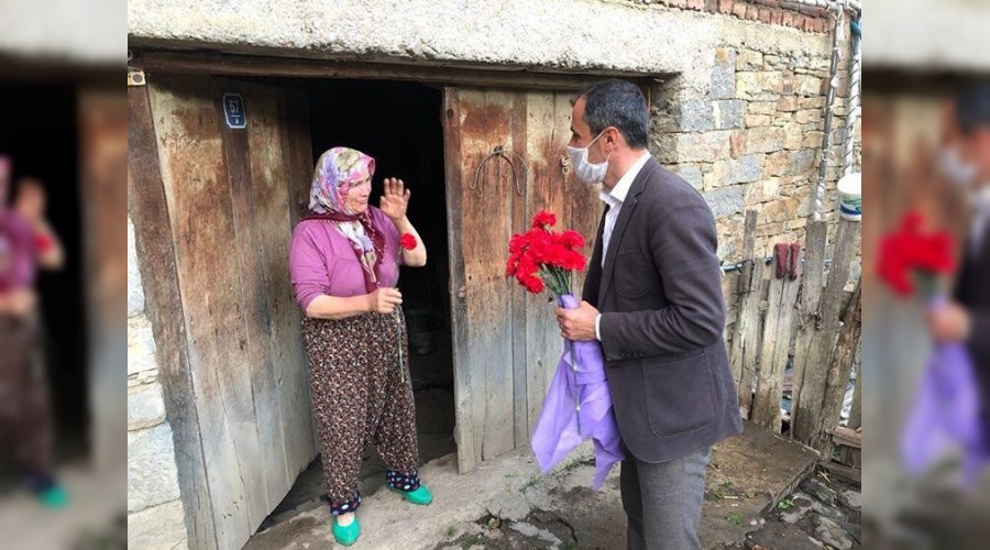 Köy muhtarı kapı kapı dolaşıp annelere karanfil dağıttı