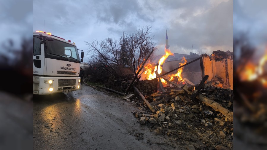 K�yde ��kan yang�n 4 evi ve bir ah�r� k�le �evirdi