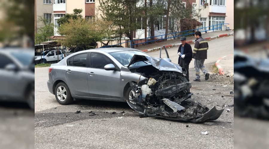 Otomobil ve kamyonet kavşakta çarpıştı : 1 yaralı