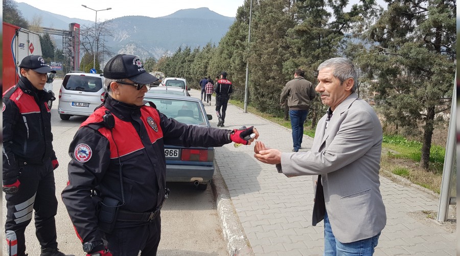 Polis “Ölmek mi istiyorsunuz?” diye uyardığı yaşlıları kolonya sıkarak evlerine gönderdi