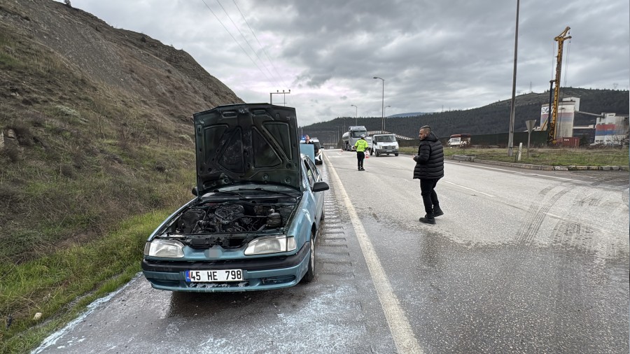 Seyir halindeki otomobilde kan yangn sndrld