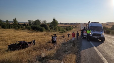 Takla atan otomobil tarlaya utu: 1'i ar 5 yaral