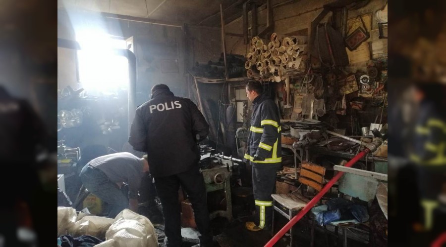 Tarihi dükkanda çıkan yangın büyümeden söndürüldü