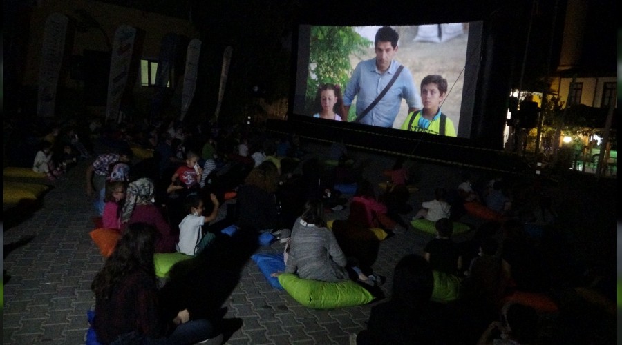 Yazky'de ocuklarla ak hava sinema keyfi