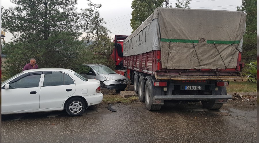 Yoldan çıkan tır park halindeki otomobilleri biçti