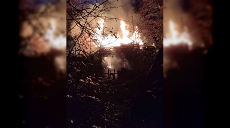 Alevlerin sard ahap ev tamamen yand: 2 yaral