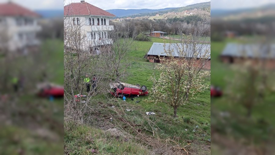 Bah�eye u�up takla atan otomobilin s�r�c�s� yaraland�