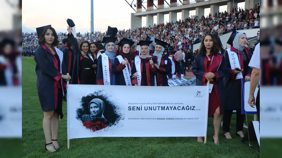 Baak Cengiz Mimarlk Fakltesi yeni ismiyle ilk mezunlarn verdi