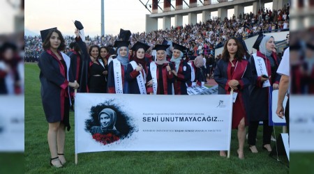 Baak Cengiz Mimarlk Fakltesi yeni ismiyle ilk mezunlarn verdi