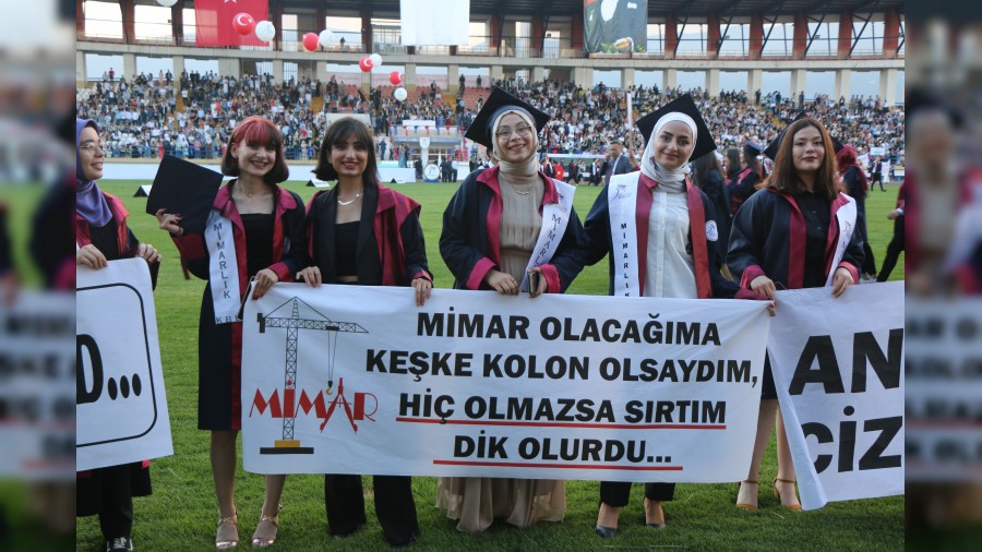 Başak Cengiz Mimarlık Fakültesi yeni ismiyle ilk mezunlarını verdi